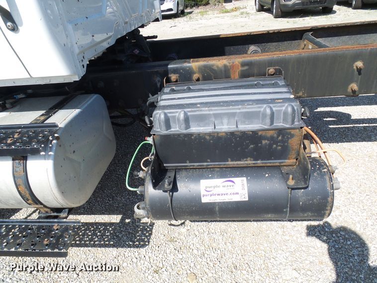 image for item DI0610 2011 International DuraStar 4400 truck cab and chassis