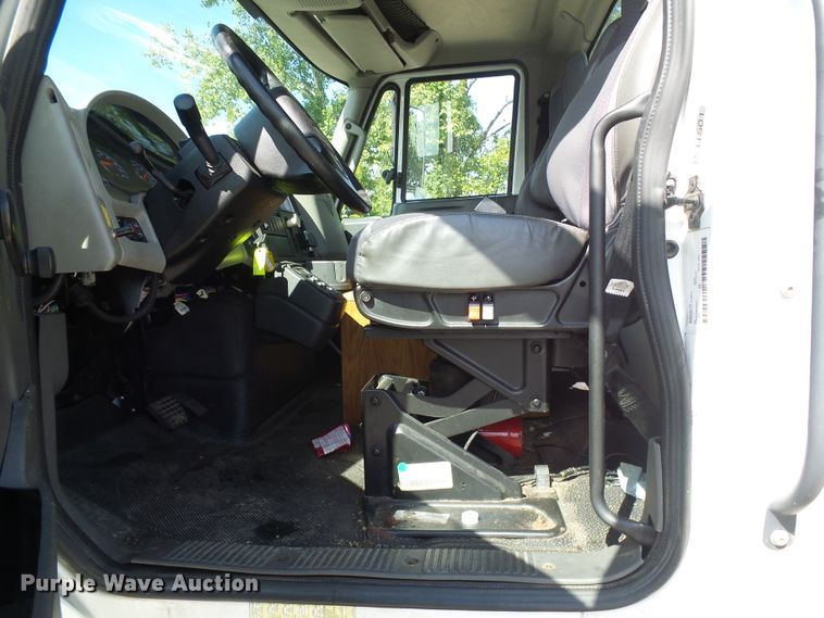 image for item DI0610 2011 International DuraStar 4400 truck cab and chassis