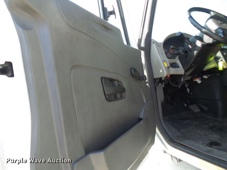 image for item DI0610 2011 International DuraStar 4400 truck cab and chassis