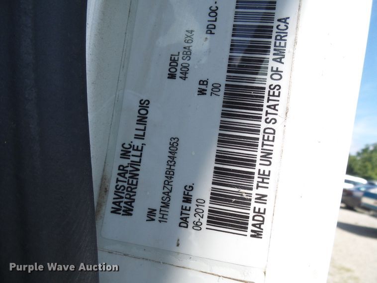 image for item DI0610 2011 International DuraStar 4400 truck cab and chassis