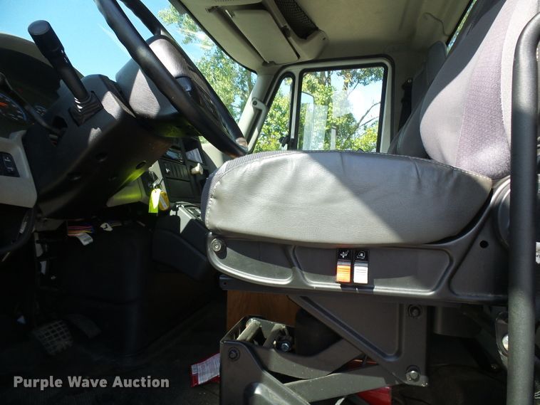 image for item DI0610 2011 International DuraStar 4400 truck cab and chassis