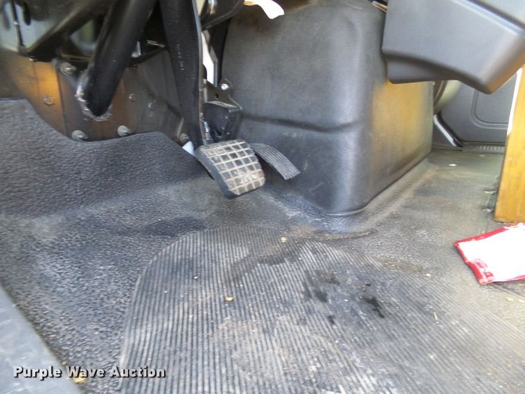 image for item DI0610 2011 International DuraStar 4400 truck cab and chassis