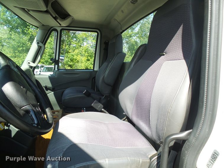 image for item DI0610 2011 International DuraStar 4400 truck cab and chassis