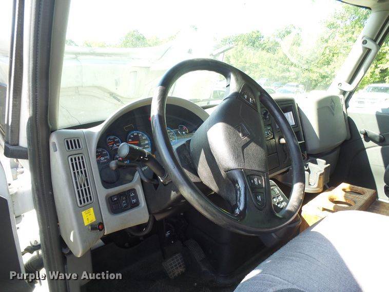 image for item DI0610 2011 International DuraStar 4400 truck cab and chassis