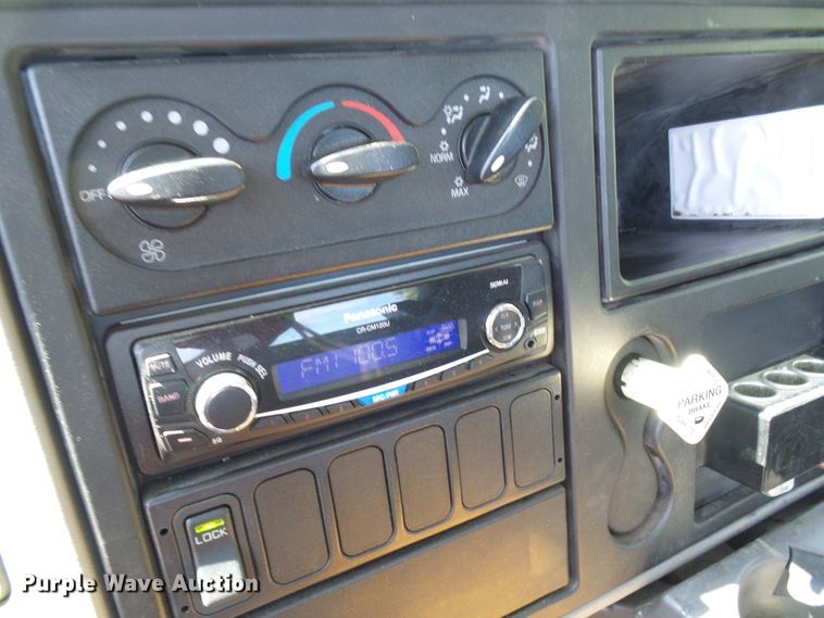 image for item DI0610 2011 International DuraStar 4400 truck cab and chassis