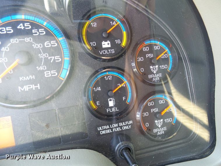 image for item DI0610 2011 International DuraStar 4400 truck cab and chassis