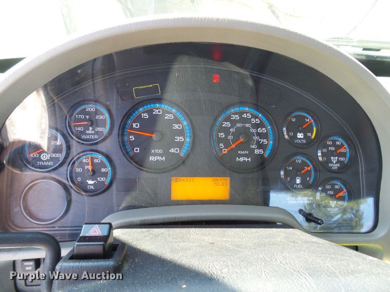 image for item DI0610 2011 International DuraStar 4400 truck cab and chassis