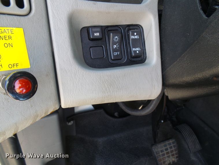 image for item DI0610 2011 International DuraStar 4400 truck cab and chassis