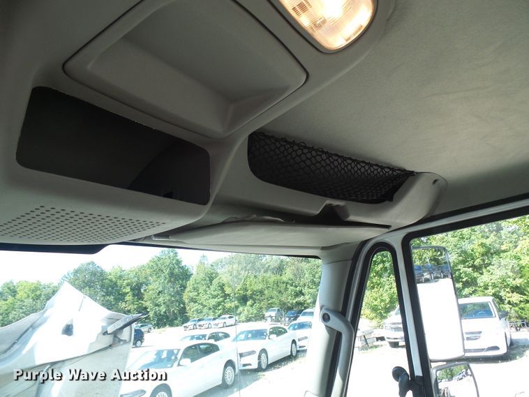 image for item DI0610 2011 International DuraStar 4400 truck cab and chassis