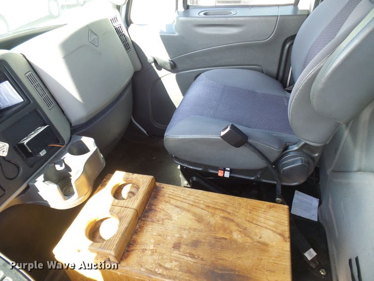 image for item DI0610 2011 International DuraStar 4400 truck cab and chassis