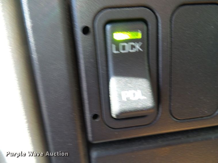 image for item DI0610 2011 International DuraStar 4400 truck cab and chassis