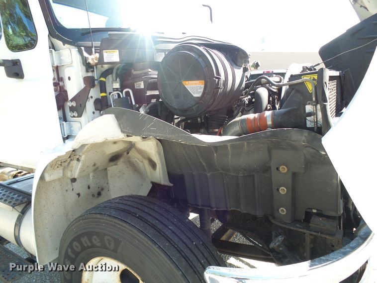 image for item DI0610 2011 International DuraStar 4400 truck cab and chassis