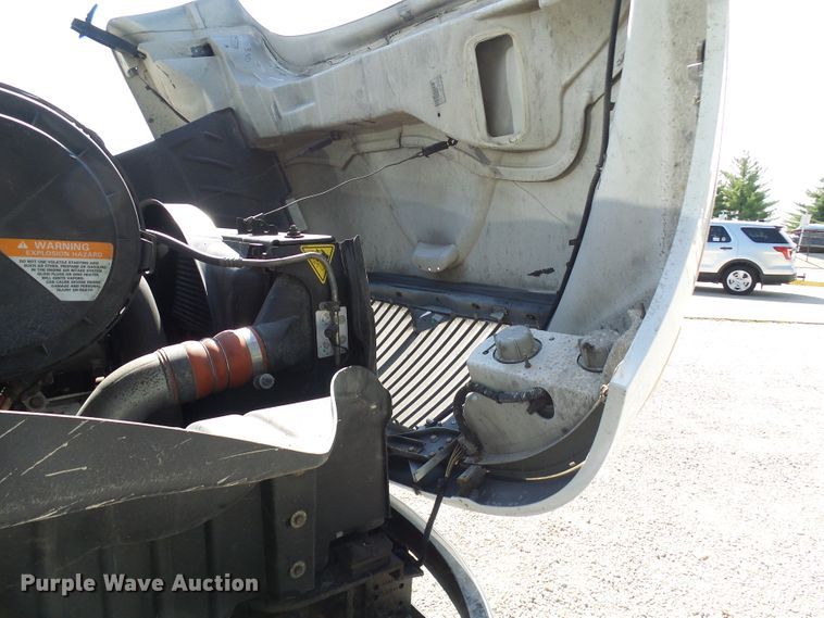 image for item DI0610 2011 International DuraStar 4400 truck cab and chassis