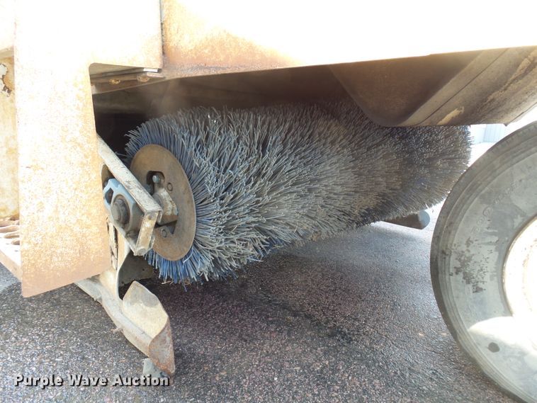 image for item DX9204 1992 Elgin Pelican SE street sweeper