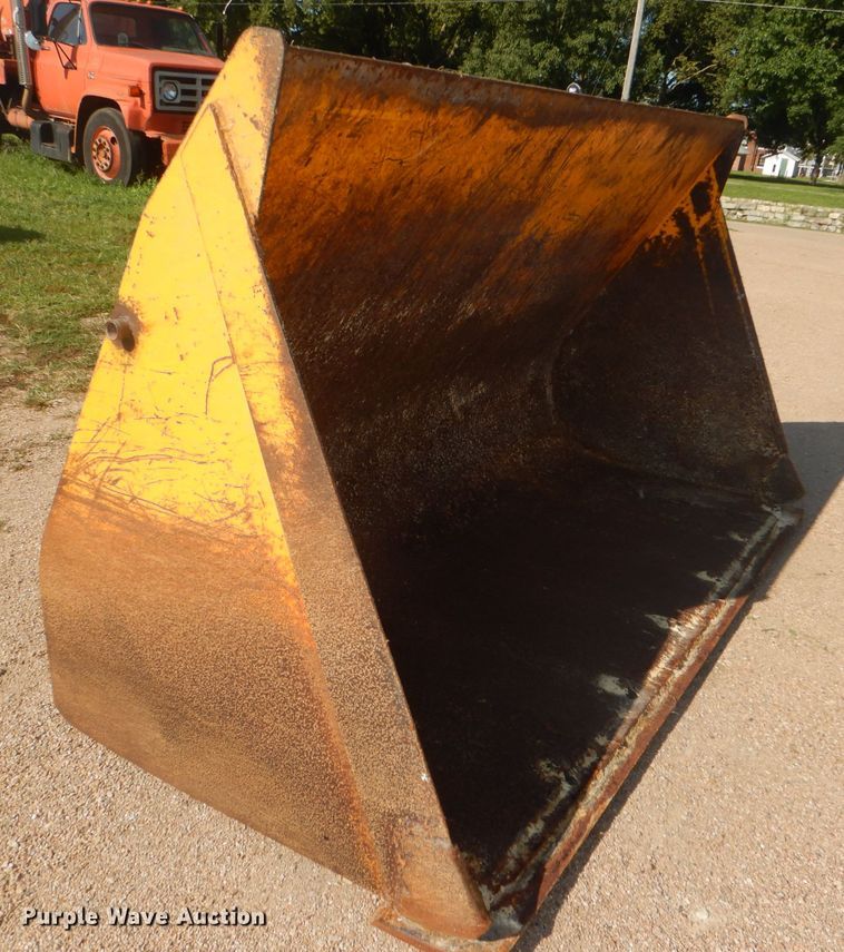 image for item FN9081 John Deere 95"W general purpose bucket