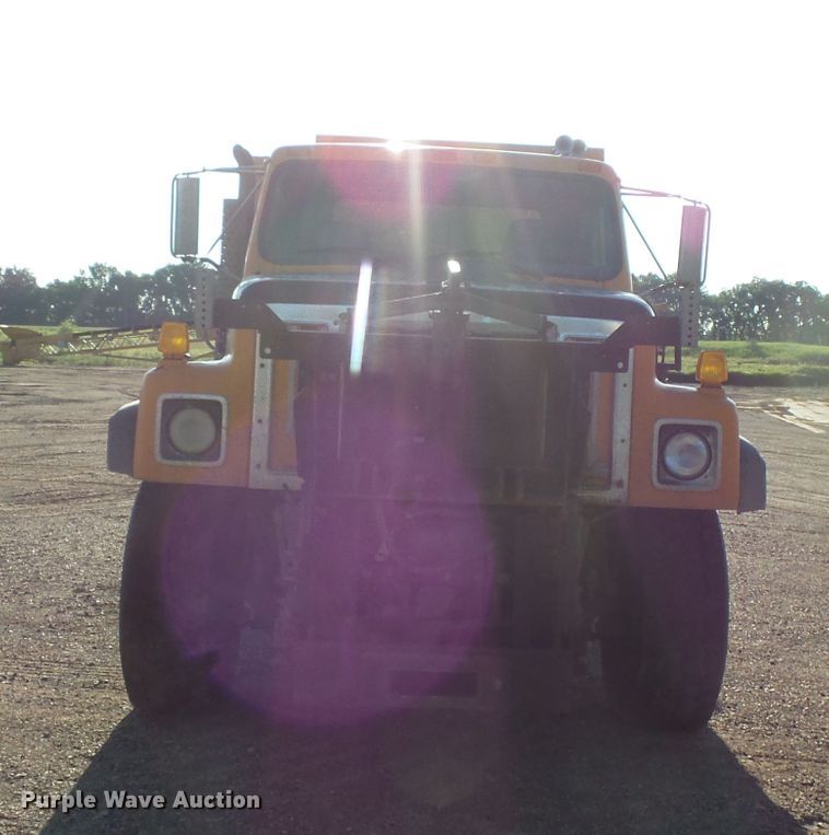 image for item FU9317 1998 International 2554 dump truck