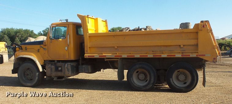 image for item FU9317 1998 International 2554 dump truck