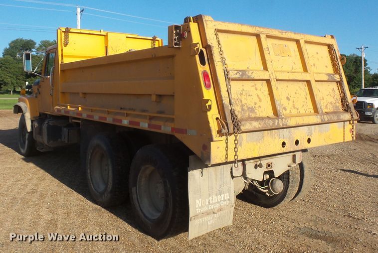 image for item FU9317 1998 International 2554 dump truck