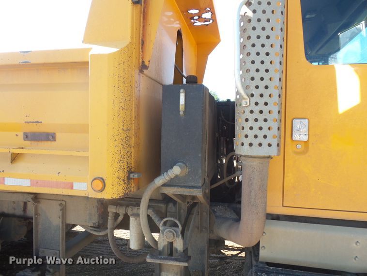 image for item FU9321 2000 International 2554 dump truck