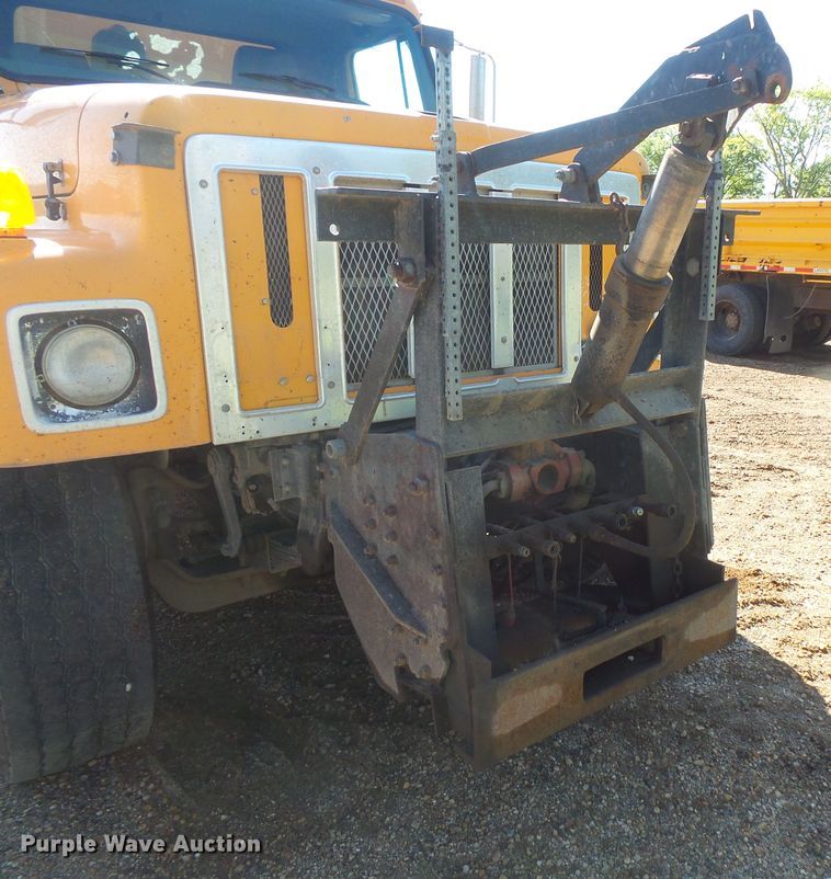 image for item FU9321 2000 International 2554 dump truck