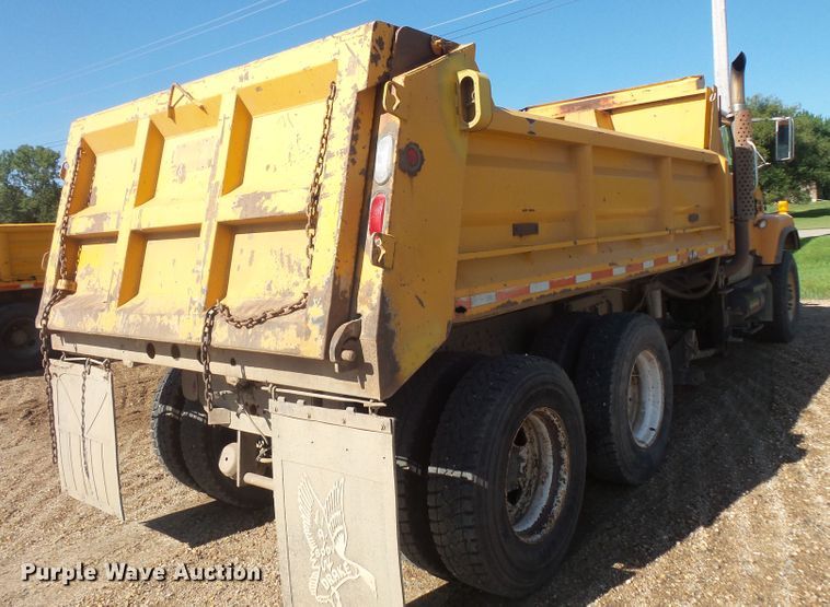 image for item FU9321 2000 International 2554 dump truck