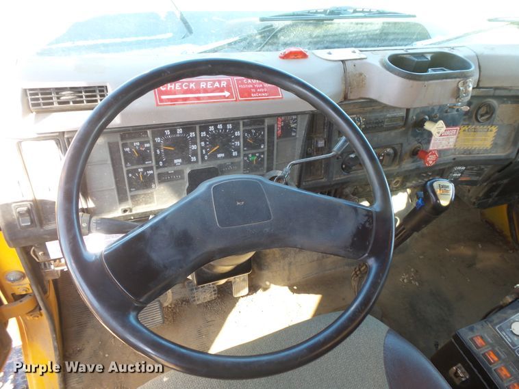 image for item FU9321 2000 International 2554 dump truck