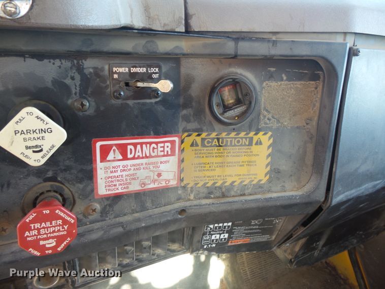 image for item FU9321 2000 International 2554 dump truck