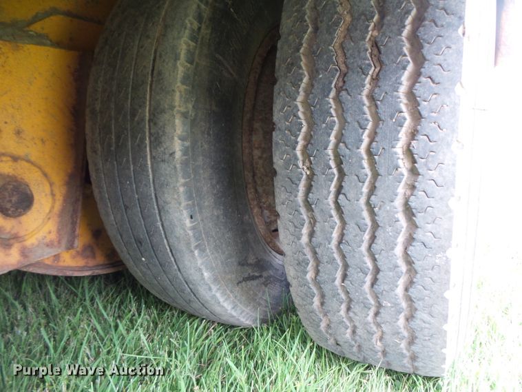 image for item FU9323 1994 Trail King TKI00SA-483 tilt deck equipment trailer