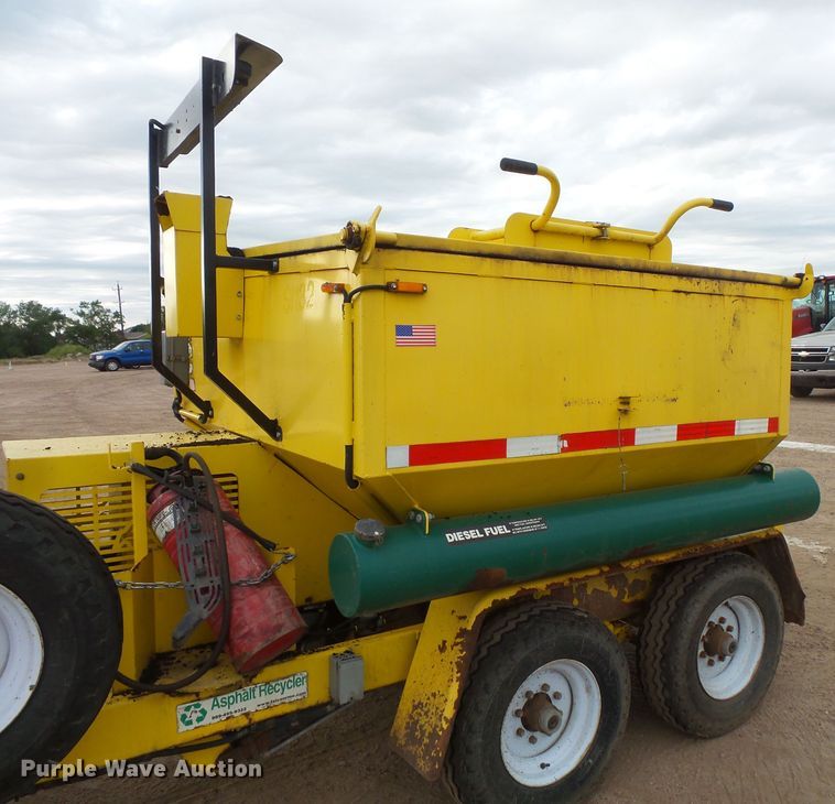 image for item FU9324 2011 Falcon bituminous mix trailer