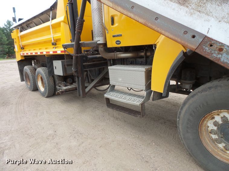image for item FU9327 2005 Sterling L-Line dump truck