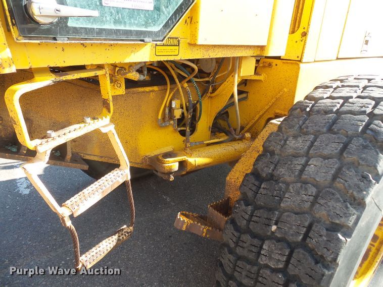 image for item FU9353 1991 John Deere 770BH motor grader