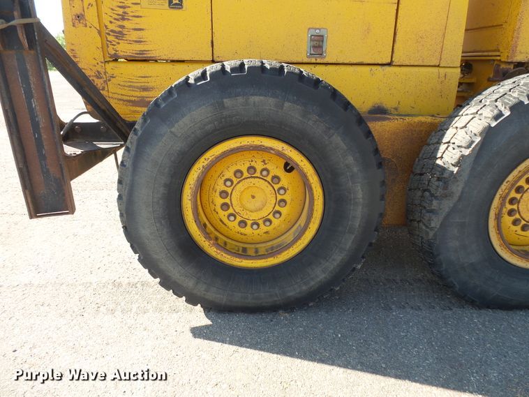 image for item FU9353 1991 John Deere 770BH motor grader