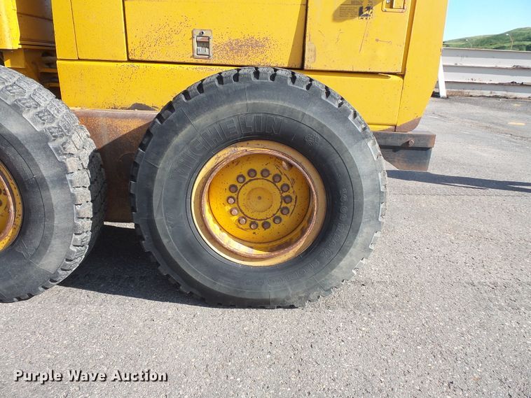 image for item FU9353 1991 John Deere 770BH motor grader