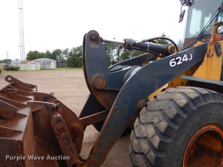 image for item FU9406 2004 John Deere 624J wheel loader