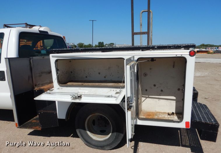 image for item FU9434 2003 Ford F350 Super Duty utility bed pickup truck