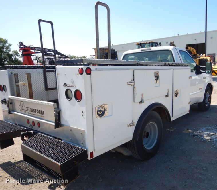 image for item FU9434 2003 Ford F350 Super Duty utility bed pickup truck