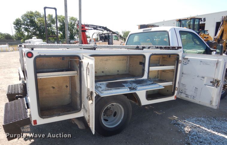 image for item FU9434 2003 Ford F350 Super Duty utility bed pickup truck