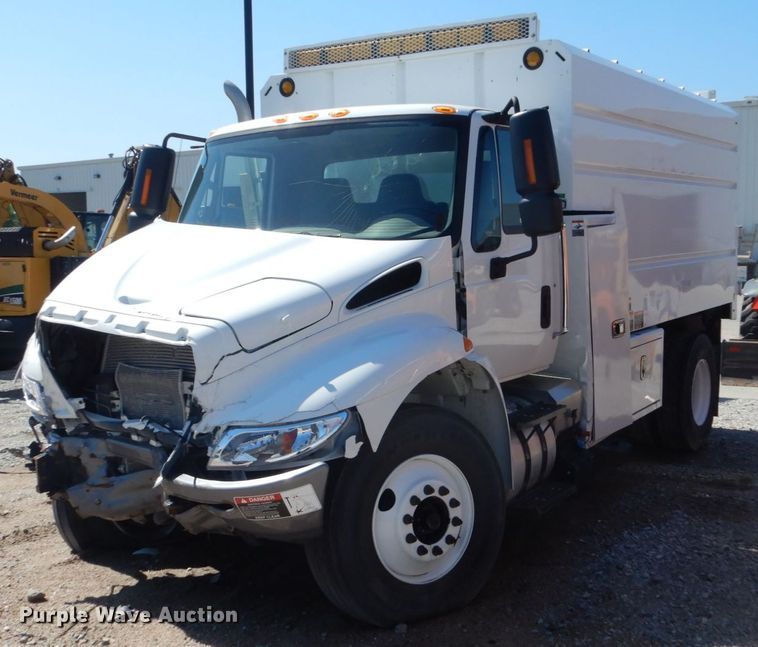 image for item FU9437 2018 International 4300 chipper truck