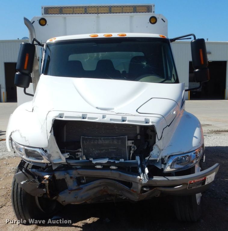 image for item FU9437 2018 International 4300 chipper truck