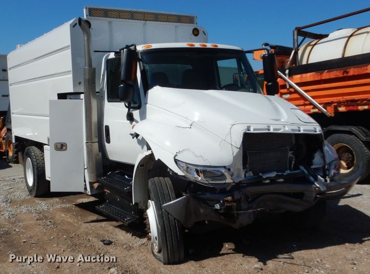 image for item FU9437 2018 International 4300 chipper truck