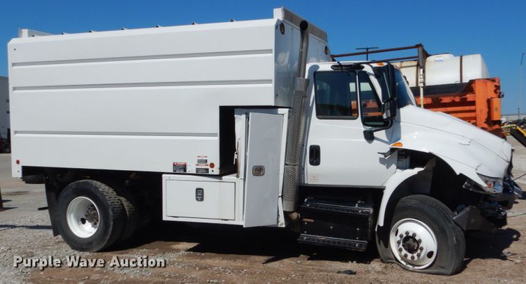 image for item FU9437 2018 International 4300 chipper truck