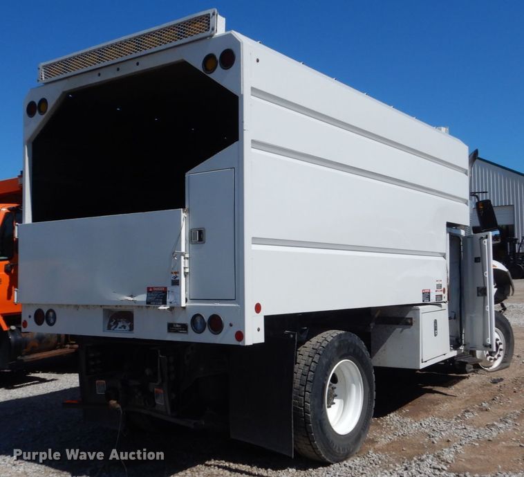 image for item FU9437 2018 International 4300 chipper truck