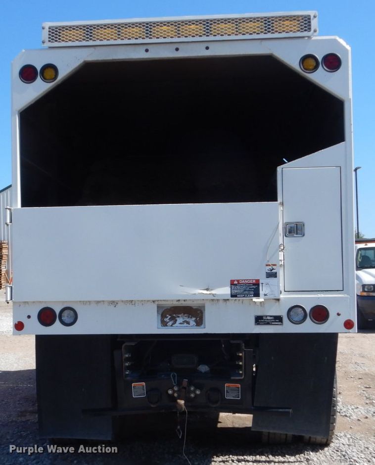 image for item FU9437 2018 International 4300 chipper truck