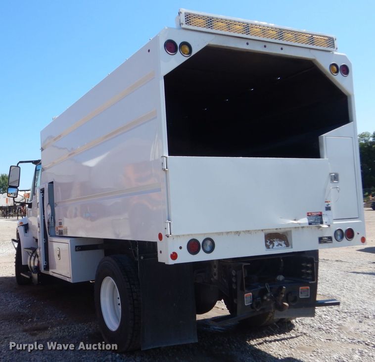 image for item FU9437 2018 International 4300 chipper truck