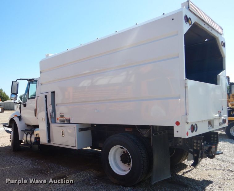 image for item FU9437 2018 International 4300 chipper truck