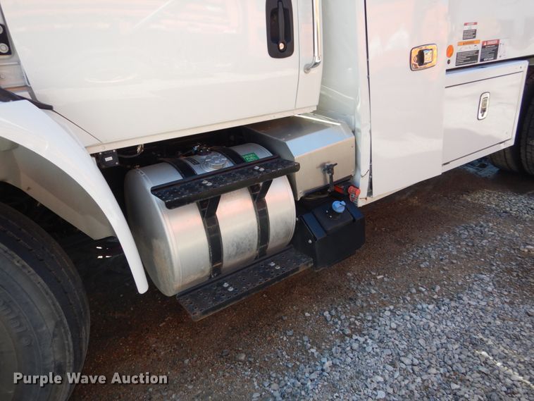 image for item FU9437 2018 International 4300 chipper truck