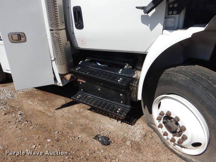 image for item FU9437 2018 International 4300 chipper truck