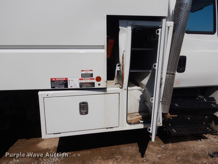 image for item FU9437 2018 International 4300 chipper truck