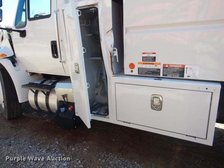 image for item FU9437 2018 International 4300 chipper truck