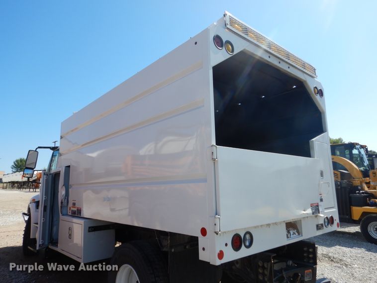 image for item FU9437 2018 International 4300 chipper truck